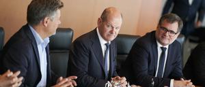 Bundeswirtschaftsminister Robert Habeck (Grüne) und Kanzler Olaf Scholz (SPD) vor der Sitzung des Kabinetts in Berlin.