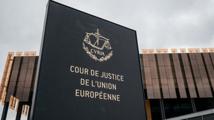 Begeht ein Geflüchteter eine Straftat, darf ihm die Flüchtlingseigenschaft einem Urteil des Europäischen Gerichtshofs (EuGH) zufolge nur aberkannt werden, wenn er eine erhebliche Gefahr für die Allgemeinheit darstellt.
