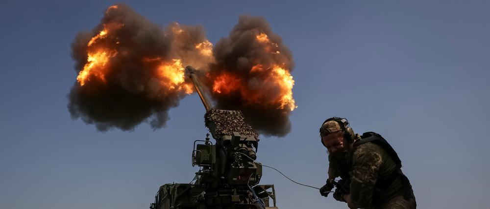 Ein ukrainischer Soldat der 57. motorisierten Infanteriebrigade feuert eine Panzerhaubitze in der Nähe der Stadt Bachmut.