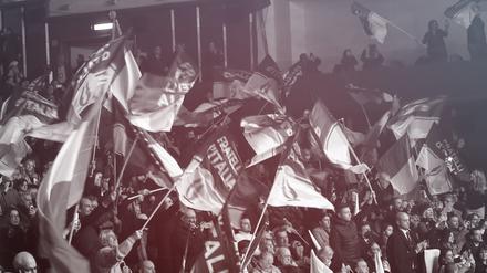 ARCHIV - Die Rede des niederländischen Rechtspopulisten Geert Wilders vor Anhängern des islamkritischen Pegida-Bündnisses wird am 13.04.2015 in Dresden (Sachsen) auf einer Leinwand übertragen. Foto: Sebastian Kahnert/dpa (zu dpa Themenpaket «Ein Jahr Pegida» vom 16.10.2015) +++ dpa-Bildfunk +++