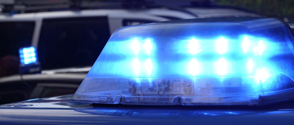 Blaulicht auf Polizeifahrzeug.