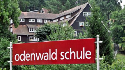 ARCHIV - Die Odenwaldschule (ODS) in Ober Hambach bei Heppenheim in Hessen, aufgenommen am Dienstag (27.07.2010). Foto: Boris Roessler dpa/lhe (Zu dpa: "Erneut Kinderporno-Verdacht in Odenwaldschule - Lehrer gekündigt" vom 19.04.2014) +++(c) dpa - Bildfunk+++