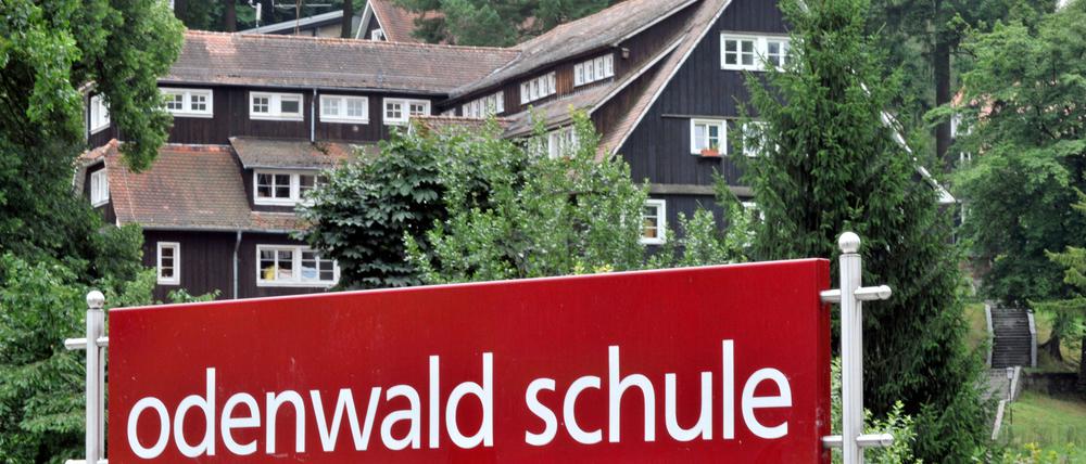 ARCHIV - Die Odenwaldschule (ODS) in Ober Hambach bei Heppenheim in Hessen, aufgenommen am Dienstag (27.07.2010). Foto: Boris Roessler dpa/lhe (Zu dpa: "Erneut Kinderporno-Verdacht in Odenwaldschule - Lehrer gekündigt" vom 19.04.2014) +++(c) dpa - Bildfunk+++