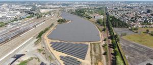 Auf einem ungenutzten Bahngelände sind großflächig Solaranlagen installiert.