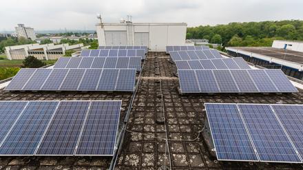 Eine Photovoltaik-Anlage steht auf dem Dach der Hochschule Ludwigsburg. 