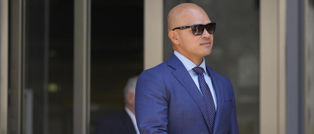 Walt Nauta, Assistent des früheren US-Präsidenten Trump, verlässt das James Lawrence King Federal Justice Building nach seiner Anhörung.