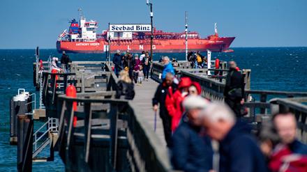 Ein LNG-Shuttle-Tanker liegt vor der Küste der Insel Rügen.