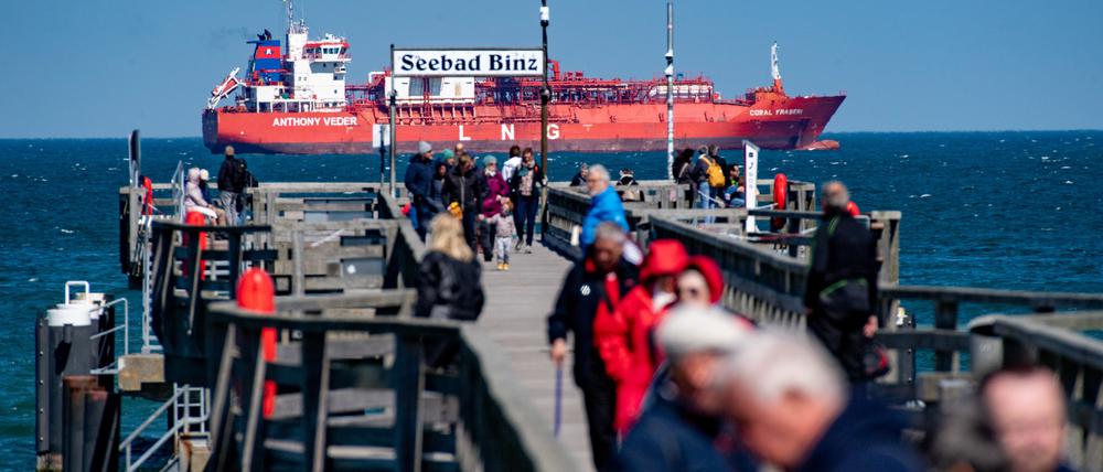 Ein LNG-Shuttle-Tanker liegt vor der Küste der Insel Rügen.