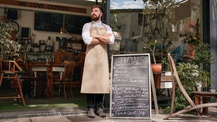 Kellner wartet auf Gäste. Essen im Restaurant ist fast ein Drittel teurer als 2020.