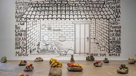 Blick auf die Installation von Edgar Calel. 