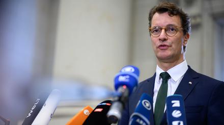 Nordrhein-Westfalens Ministerpräsident Hendrik Wüst dringt auf eine bundesweite und möglichst auch europaweite Angleichung von Asylbewerberleistungen.