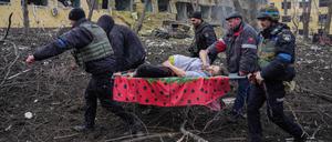Immer wieder greift Russlands Armee zivile Ziele an, wie hier eine Geburtsklinik in Mariupol. 