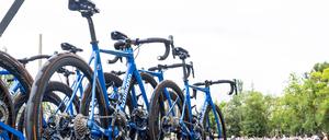 Black and blue. Die Rennmaschinen auf dem neutralen Materialwagen.