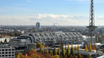 Das Internationale Congress Centrum Berlin (ICC Berlin) am Funkturm (r.).