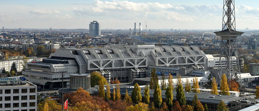 Das Internationale Congress Centrum Berlin (ICC Berlin) am Funkturm (r.).