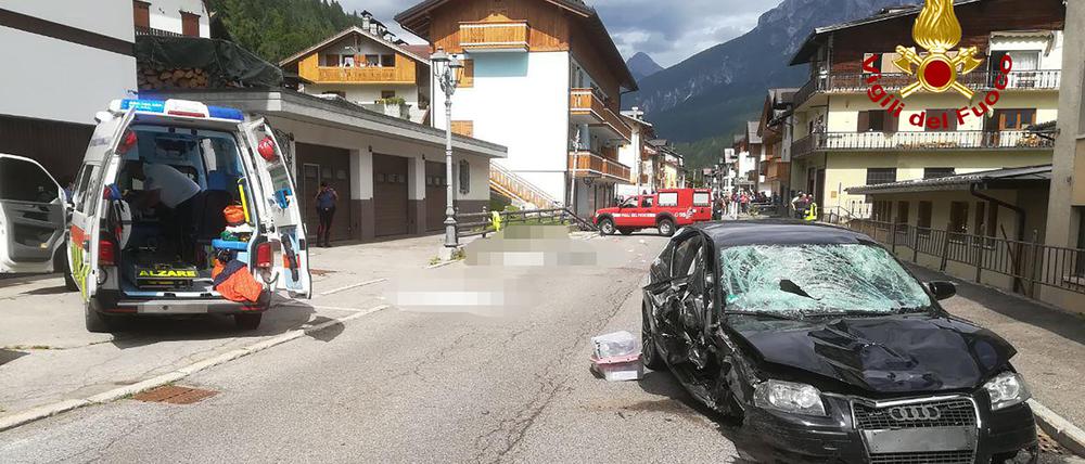 Ein Krankenwagen und das Auto der Deutschen stehen nach dem Unfall in Santo Stefano di Cadore neben den Opfern (gepixelt).