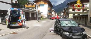 Ein Krankenwagen und das Auto der Deutschen stehen nach dem Unfall in Santo Stefano di Cadore neben den Opfern (gepixelt).