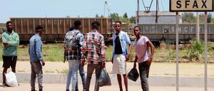 Die Vertreibung in die Wüste folgte auf die Beerdigung eines 41-jährigen Tunesiers, der am Montag bei Auseinandersetzungen zwischen den Anwohnern und den Migranten in Sfax erstochen worden war.