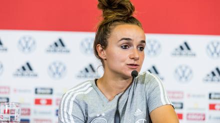 Lina Magull ist die Fragen zur Männer-Nationalmannschaft leid.