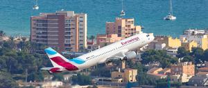 Eurowings Airbus A320 Flugzeug Flughafen Palma de Mallorca Luftbild Palma de Mallorca, Spanien - 21. Juli 2018: Ein Airbus A320 der Eurowings mit dem Kennzeichen D-ABNH startet vom Flughafen Palma de Mallorca (PMI) in Spanien. *** Eurowings Airbus A320 Plane Palma de Mallorca Airport Palma de Mallorca Spain 21 July 2018 An Eurowings Airbus A320 with the registration number D ABNH departs from the Palma de Mallorca PMI airport in Spain  