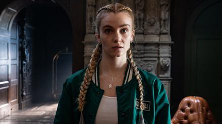 Tara (Leah McNamara) muss für eine Beerdigung nach Holland reisen.