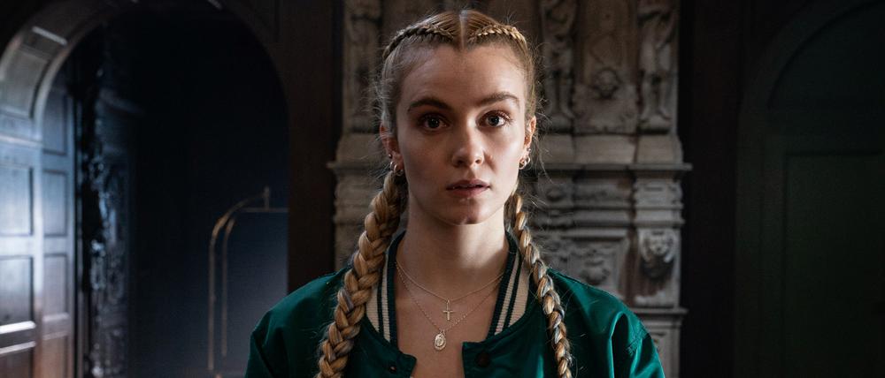 Tara (Leah McNamara) muss für eine Beerdigung nach Holland reisen.