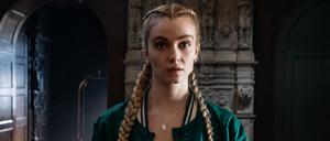 Tara (Leah McNamara) muss für eine Beerdigung nach Holland reisen.