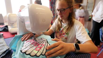 Wie geht Kleidung machen? Das lernt der Modekurs am Humboldt-Gymnasium.