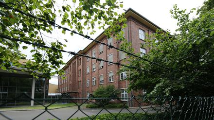 Geschichtsprojekt Freiland hat die NS-Geschichte des Geländes aufgearbeitet
Die AG Geschichte im freiLand hat die Vergangeheit des Standorts der Ardo Flugzeugwerke und der damit verbundenen Zwangsarbeit im Nationalsozialismus erforscht und einen Audio-Rundgang erstellt, der der Öffentlichkeit präsentiert werden soll. Originales Gebäude der Arado-Flugzeugwerke in Babelsberg.