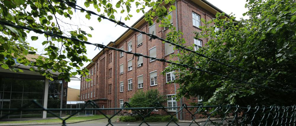 Geschichtsprojekt Freiland hat die NS-Geschichte des Geländes aufgearbeitet
Die AG Geschichte im freiLand hat die Vergangeheit des Standorts der Ardo Flugzeugwerke und der damit verbundenen Zwangsarbeit im Nationalsozialismus erforscht und einen Audio-Rundgang erstellt, der der Öffentlichkeit präsentiert werden soll. Originales Gebäude der Arado-Flugzeugwerke in Babelsberg.