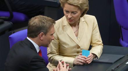 Christian Lindner und Ursula von der Leyen verhandeln um zusätzlichen Finanzbedarf der EU. Das Foto von 2018 zeigt die frühere Verteidigungsministerin und den FDP-Chef. 