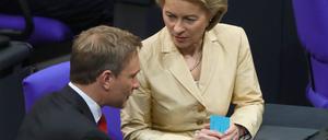 Christian Lindner und Ursula von der Leyen verhandeln um zusätzlichen Finanzbedarf der EU. Das Foto von 2018 zeigt die frühere Verteidigungsministerin und den FDP-Chef. 