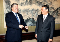 Der damalige Vorstandschef Josef Ackermann mit Chinas Vizepremier Wang Qishan im Jahr 2010.