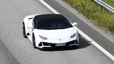 Ein Lamborghini auf der Autobahn E18 in Finnland.