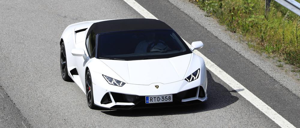 Ein Lamborghini auf der Autobahn E18 in Finnland.