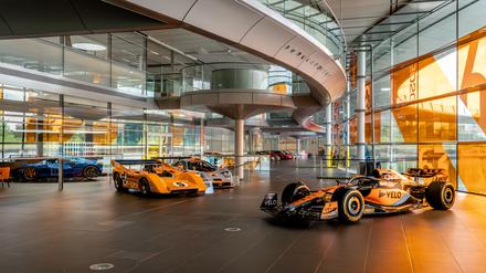 Eingebettet in Star-Architektur: Norman Foster hatten die Hallen bei McLaren  entworfen.