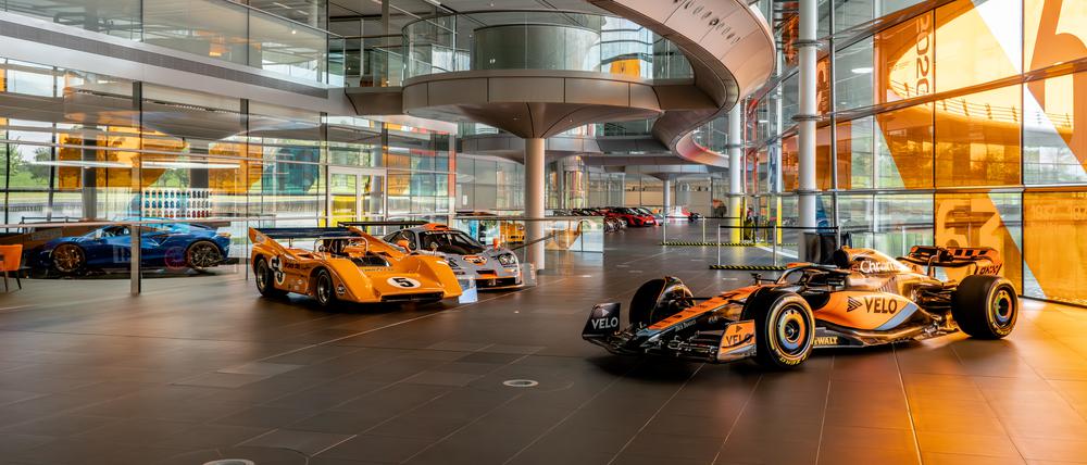 Eingebettet in Star-Architektur: Norman Foster hatten die Hallen bei McLaren entworfen.