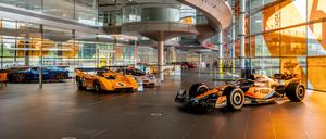 Eingebettet in Star-Architektur: Norman Foster hatten die Hallen bei McLaren  entworfen.