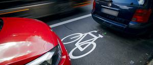 Autos parken auf einem Radweg in der Ollenhauerstraße in Reinickendorf. Die neue Verkehrsverwaltung in Berlin hat verschiedene Radwegprojekte in Berlin gestoppt.