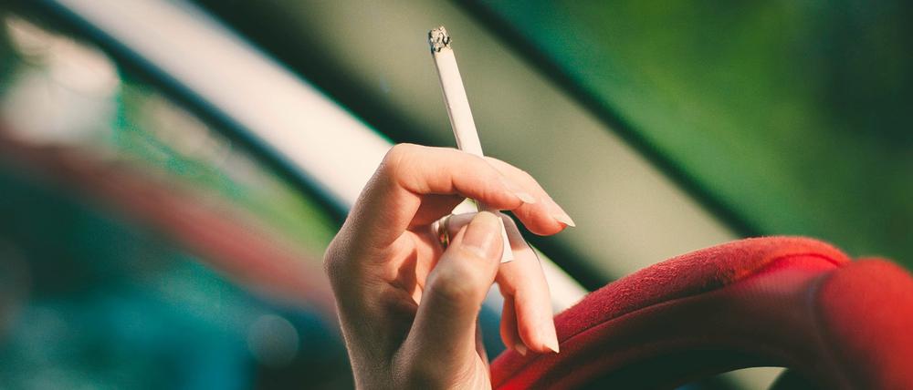 Rauchen im Auto ist ein Eingriff in das Grundrecht auf körperliche Unversehrtheit von Kindern, sagt Kinderarzt-Präsident Thomas Fischbach.