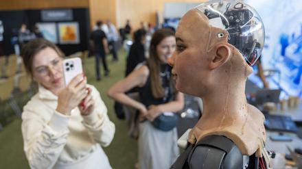 Der humanoide Roboter Sophia wird während des „AI for Good Global Summit“ vorgestellt. 