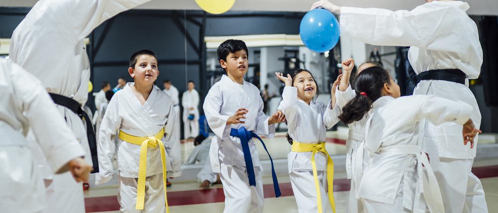 Bitte den Ballon treffen: Kinder beim Karatetraining.