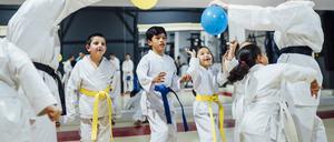 Bitte den Ballon treffen: Kinder beim Karatetraining.