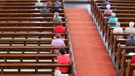 Winden Themenbild - Gottesdienst, Kirche in der Coronazeit, Pandemiezeit, leere Kirche Themenbild - Gottesdienst, Kirche in der Coronazeit, Pandemiezeit, leere Kirche nur wenig Menschen, Kirchenbesucher mit viel Abstand in der Kirchenbank wÃ¤hrend einer heiligen Messe, Gottesdienst, Kirche in in der katholischen Kirche in Elzach, Baden-WÃ¼rttemberg Symbolbild, Themenbild, Featurebild *** Wind theme picture church service, church in the corona time, pandemic time, empty church theme picture church service, church in the corona time, pandemic time, empty church only few people, church visitors with much distance in the pew during a holy mass, church service, church in in the catholic church in Elzach, Baden WÃ¼rttemberg symbol picture, them Copyright: xFleigx/xEibner-Pressefotox EP_dfg