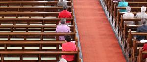 Winden Themenbild - Gottesdienst, Kirche in der Coronazeit, Pandemiezeit, leere Kirche Themenbild - Gottesdienst, Kirche in der Coronazeit, Pandemiezeit, leere Kirche nur wenig Menschen, Kirchenbesucher mit viel Abstand in der Kirchenbank wÃ¤hrend einer heiligen Messe, Gottesdienst, Kirche in in der katholischen Kirche in Elzach, Baden-WÃ¼rttemberg Symbolbild, Themenbild, Featurebild *** Wind theme picture church service, church in the corona time, pandemic time, empty church theme picture church service, church in the corona time, pandemic time, empty church only few people, church visitors with much distance in the pew during a holy mass, church service, church in in the catholic church in Elzach, Baden WÃ¼rttemberg symbol picture, them Copyright: xFleigx/xEibner-Pressefotox EP_dfg