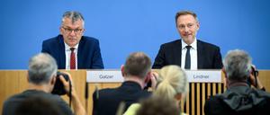 Finanzminister Christian Lindner und sein Haushaltsstaatssekretär Werner Gatzer bei der Vorstellung des Etats für 2024.