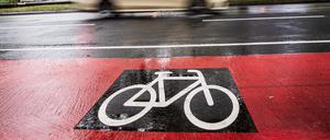 ARCHIV - 21.06.2023, Berlin: Ein Taxi fährt auf der Straße an einer Markierung auf einem Fahrradstreifen vorbei. Zur raschen Überprüfung der von den Bezirken eingereichten Radwege-Vorhaben will Verkehrssenatorin Schreiner (CDU) nun eine spezielle Projektgruppe einsetzen. (zu dpa "Senatorin will Projektgruppe für Radwegeprüfung einsetzen") Foto: Carsten Koall/dpa +++ dpa-Bildfunk +++