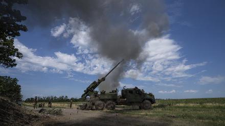 Eine ukrainische Panzerhaubitze «Bohdana» feuert auf russische Stellungen. 
