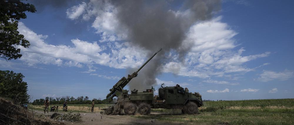 Eine ukrainische Panzerhaubitze «Bohdana» feuert auf russische Stellungen.