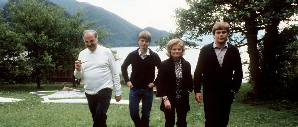 Bundeskanzler Helmut Kohl, seine Gattin Hannelore und die Söhne Walter und Peter laufen im Juni 1981 über eine grüne Wiese am Wolfgangsee. Der Kanzler und seine Familie verbrachten viele Jahre die Sommerferien im österreichischen St. Gilgen am Wolfgangsee.